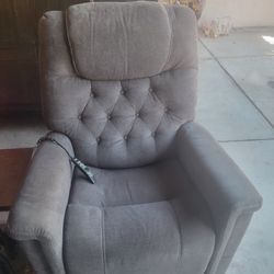 Lift Recliner Chair In Great Condition 