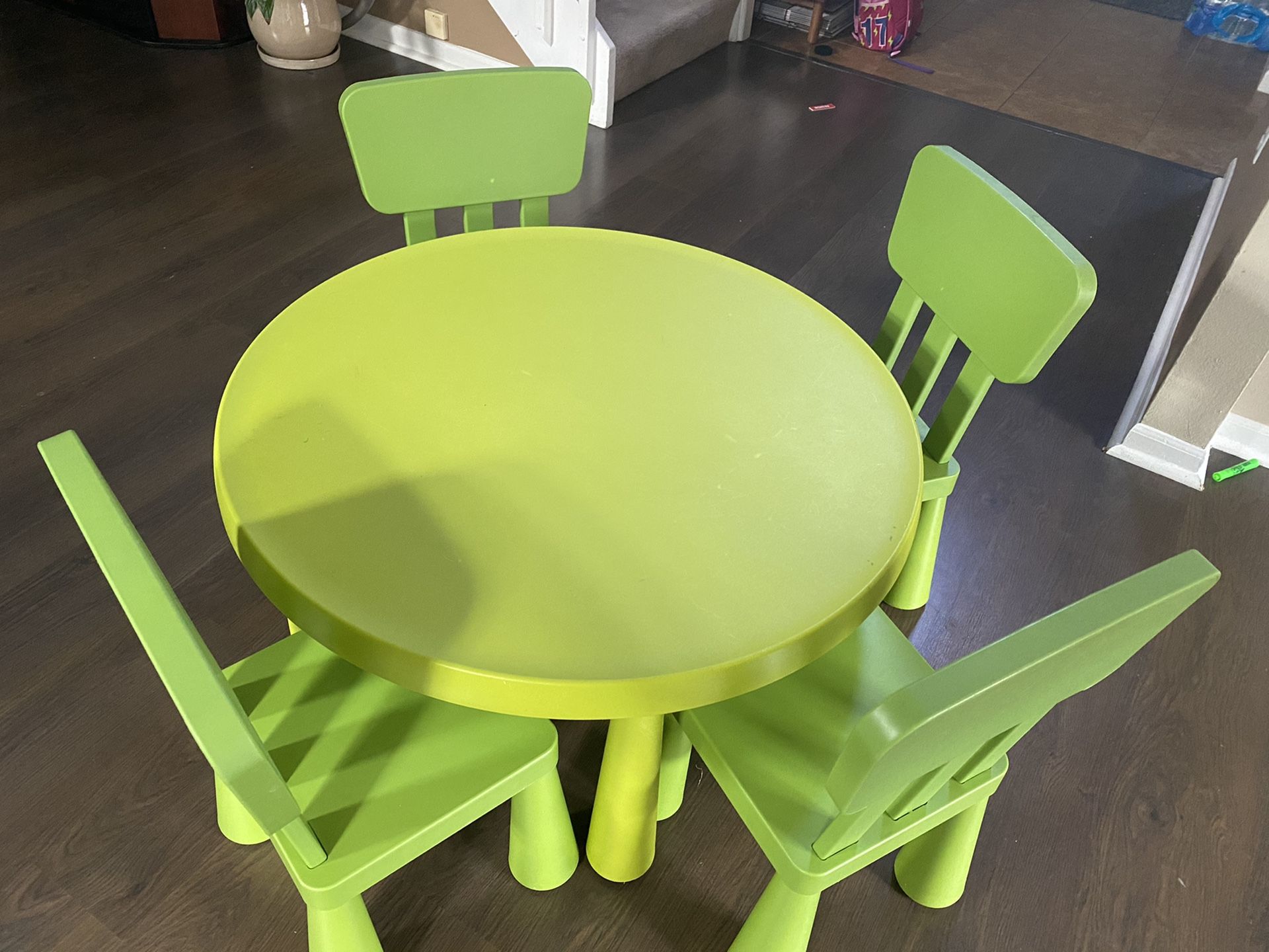 Kids table with 4 chairs