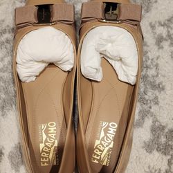 FERRAGAMO

Varina Leather Flat