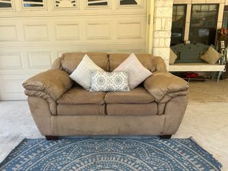 Free Delivery 🚚 Brown Loveseat/ Sillon Cafe
