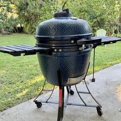 24 “PIT BOSS CERAMIC KAMADO GRILL WITH SUDECTSBLES