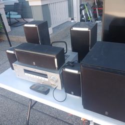 Yàmaha 700 Watt Surround Sound System 