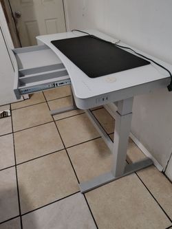 Ajestable height desk