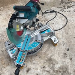 Makita Dual Bevel Sliding Compound Miter Saw With Laser