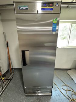 Commercial refrigerator