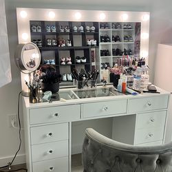 TOCADOR DE MAQUILLAJE CON LUCES ESTILO HOLLYWOOD – EN VENTA