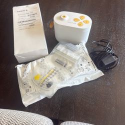 Medela Pump With Storage Bags And Steam Bags 