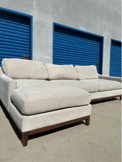 Living Spaces Sectional Couch 🛻Delivery Available🛻
