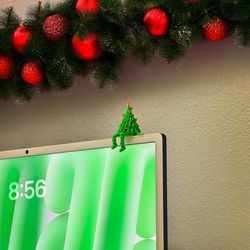 Sitting Christmas Tree – Cute Holiday Monitor Buddy 