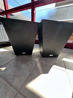 Matching Veradek Resin Planters (2)
