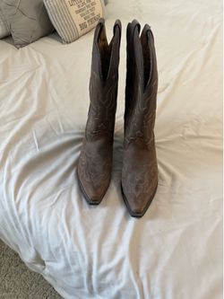Women’s cowboy boots size 10