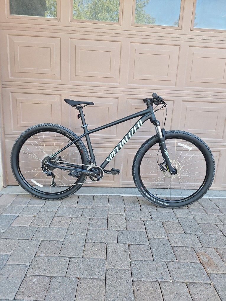 SPECIALIZED ROCKHOPPER SPORT 29 ER MOUNTAIN BIKE LIKE NEW ( CHECK MY OTHER BIKES)