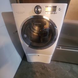 Electrolux  Dryer  white 220 volt great condition warranty  $300..ready to pick up in bridgeport  c t..we also drop off warranty..