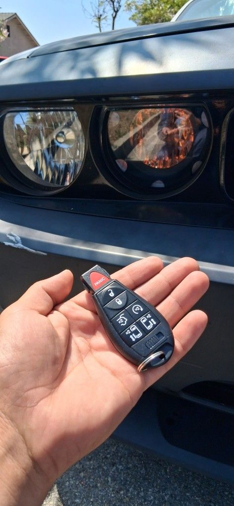 Car Keys And Remotes  / Llaves De Carro Y Controlles 