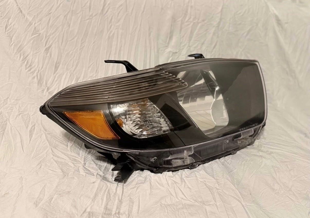 2008 Toyota Highlander Headlight โ Passenger Side (RH)