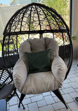 Egg chair with seat cushion
