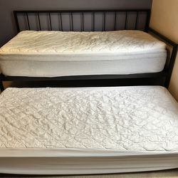 Metal frame Trundle bed with twin mattresses