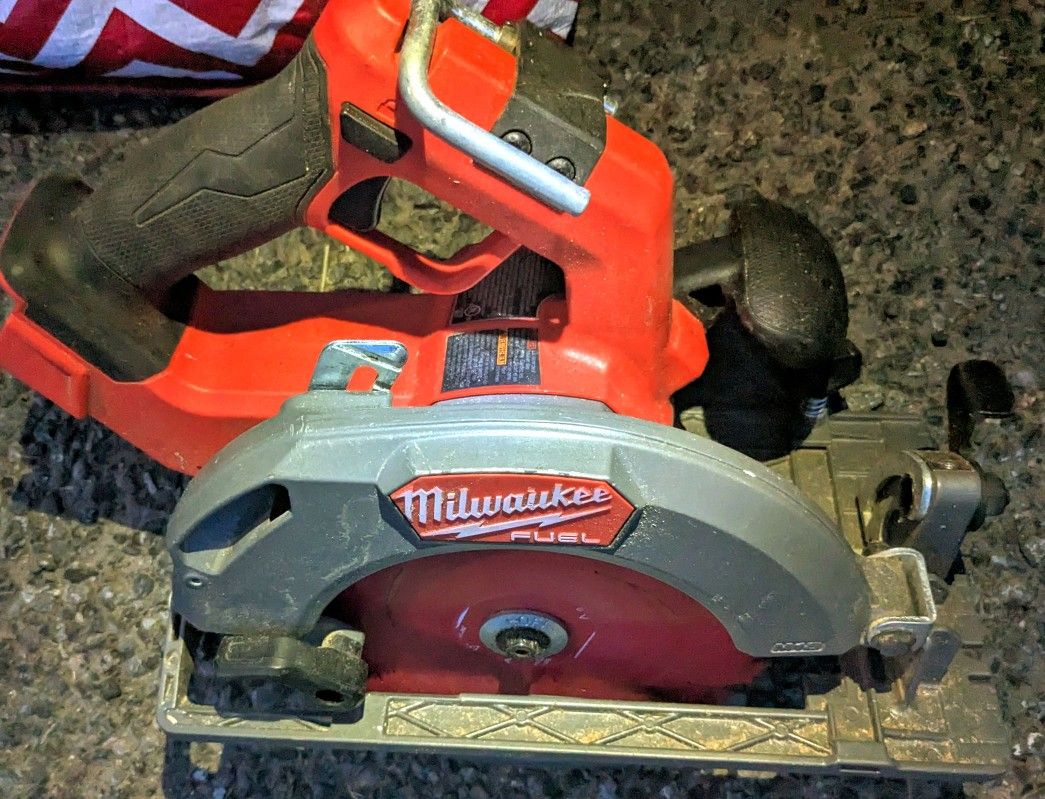 Milwaukee M18 Fuel Skilsaw & M18 Fuel Blower & M18 High Output 8.0ah. Batt