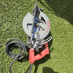 
Sierra circular SKIL de 15 amperios y 7-1/4 pulgadas con transmisión sin fin