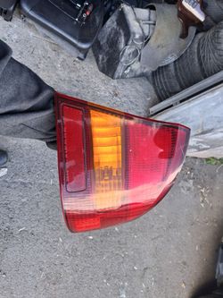 2000 THRU 2004 SUBARU LEGACY OUTBACK SEDAN PASSENGER SIDE TAILLIGHT