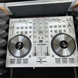 DJ Mixer with case / Mezclador DJ con estuche 