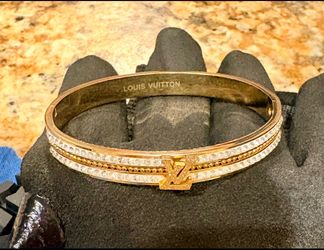 Beautiful bling bangle…. Stamped inside… stainless steel!! Will not tarnish….