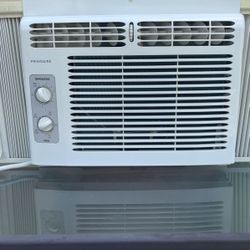 FRIGIDAIRE 5000 BTU AC Unit