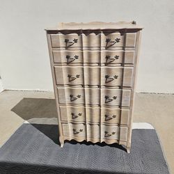 Beautiful tall 6 large drawers curved dresser