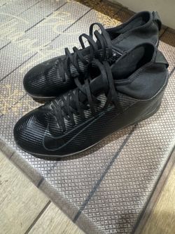 Soccer indoor shoes
