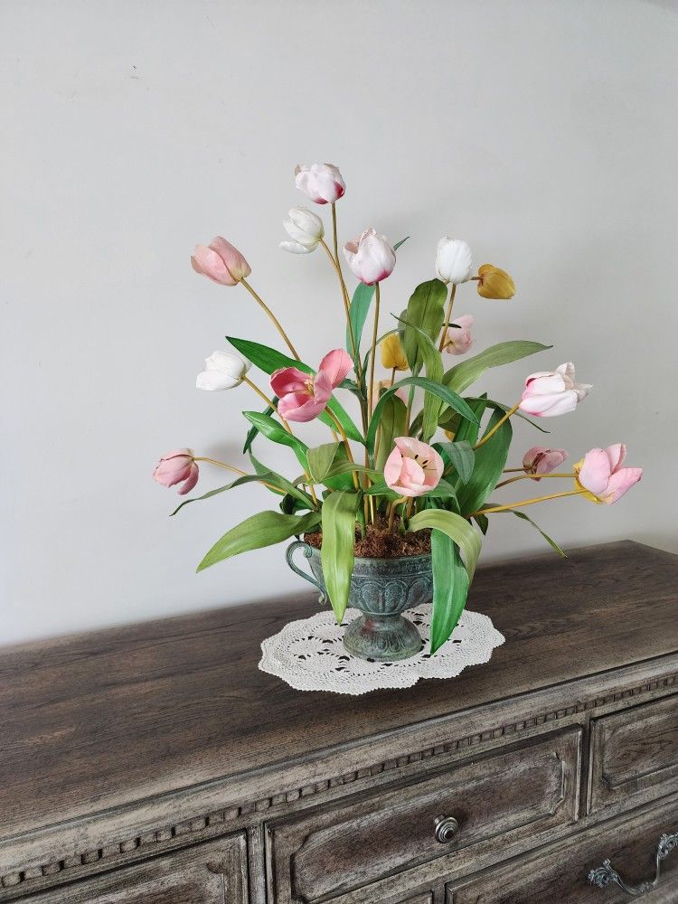 Beautiful Tulip Arrangement In Vase ($600+ Retail)