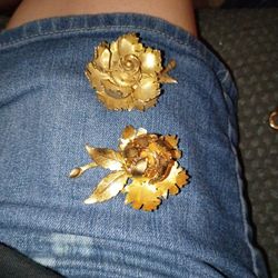 Vintage Warner Day & Night Mechanical Rose Flower Brooch. 
Design: This mechanical brooch features a rose design with petals that open and close, mimi