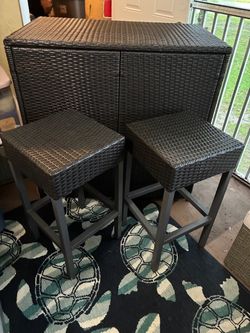 Dark brown wicker bar with 2 stools