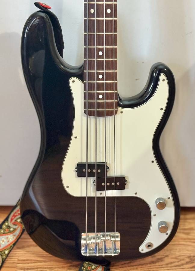 Fender Standard Precision Bass Guitar Rosewood Fingerboard, Black Mexico
