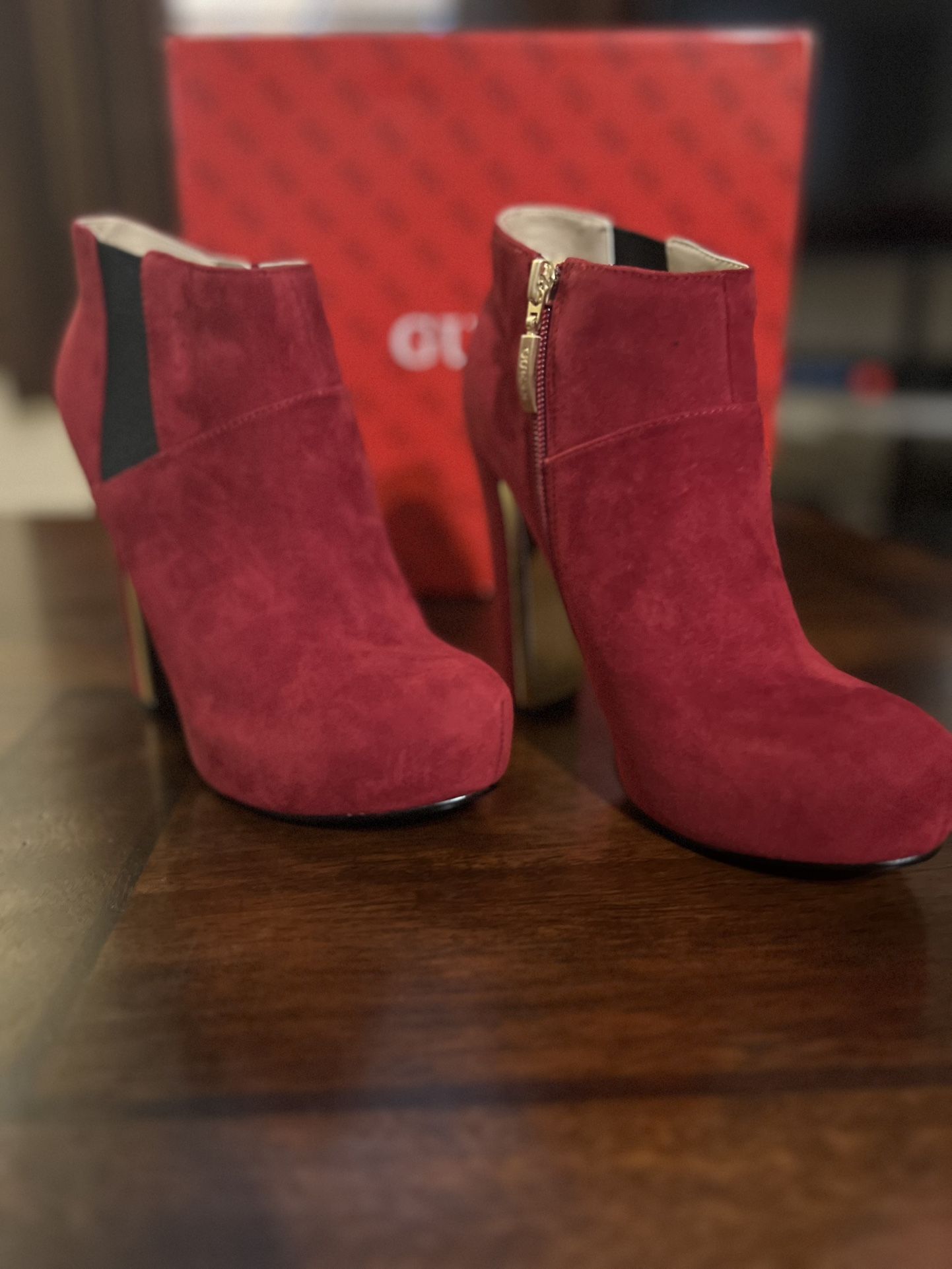 New Women’s Size 5.5 Red Suede Boots