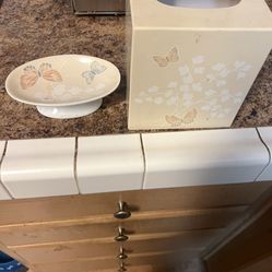 Vintage butterfly bath accessories