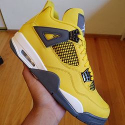 Jordan 4 Lightning - Size 10.5