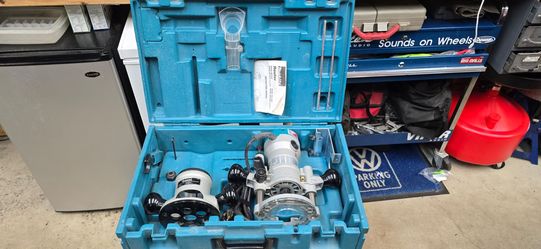 Makita RF1101 Router Kit plunge and fixed base