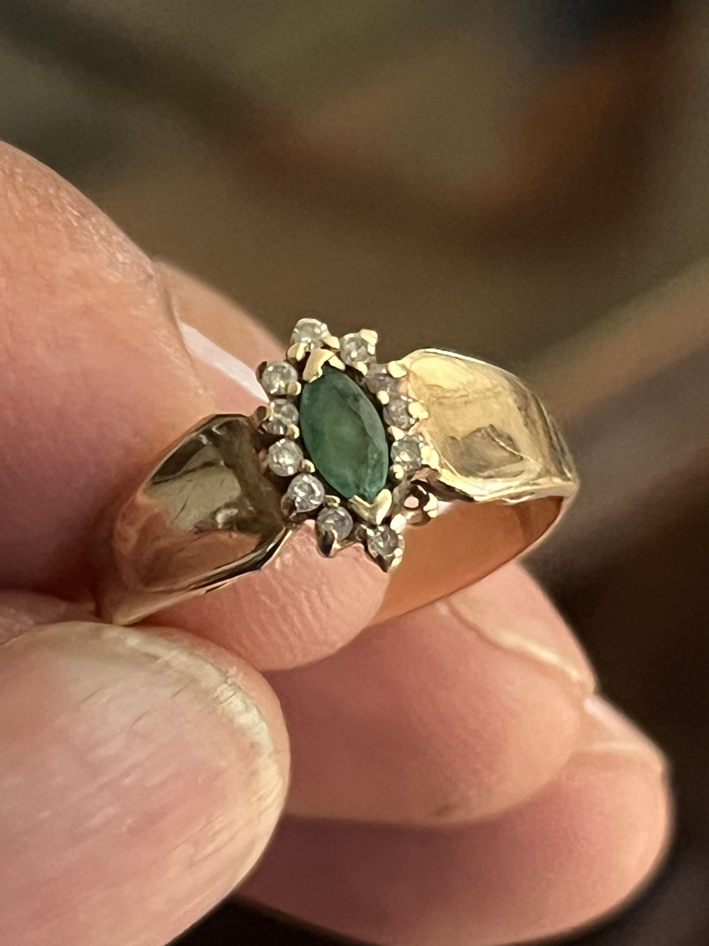 10K ORO SOLIDO CON ESMERALDA Y DIAMANTES MEDIDA 8