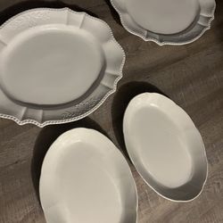 4 Piece Bundle Deal 2 Extra Large Plate , 2 Medium The Medium As U Can See In The Pic Has Slightly Chip Kitchen Item Dinnerware 