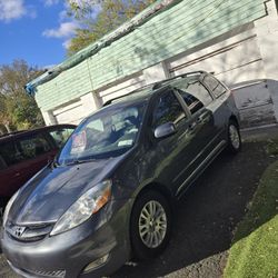 Toyota Sienna XLE  FWD 2008