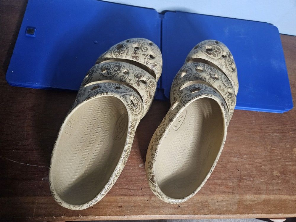 Keen Yogui Clogs - Like New