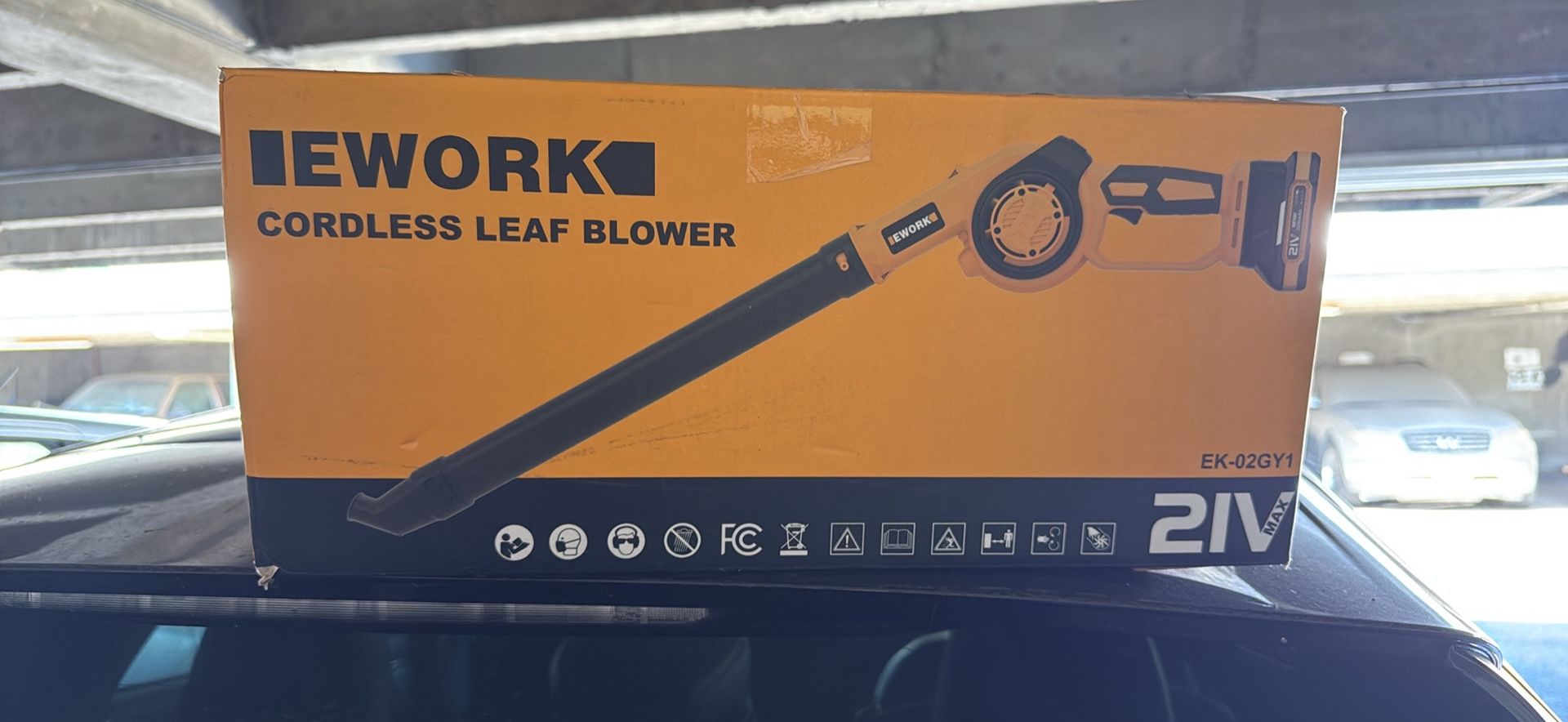 This leaf blower is a mini, handheld electric blower with a 21V battery