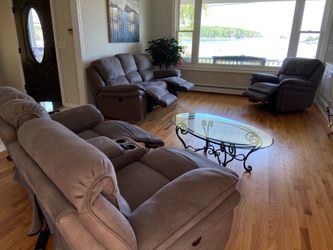 Reduced!! Beautiful three piece living room set multiple recliners