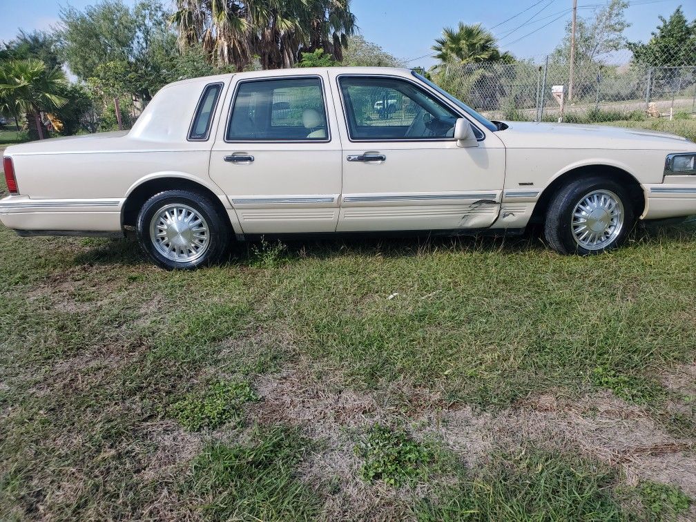 1995 Lincoln Town Car for Sale in Palmview, TX OfferUp