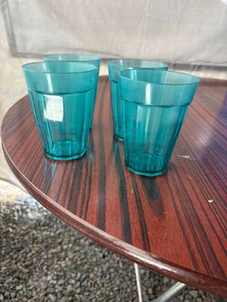 4 Green Plastic Cups