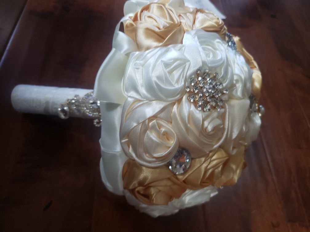 Luxury Wedding Bridal Bouquet Handmade with Gold Brooch Bling Rhinestone for Bride Bridesmaid Quinceanera Bouquet Satin Rose Flower Bouquet Wedding9.