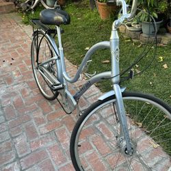 ELECTRA TOWNIE 8 SPEED ON THE NEXUS HUB WITH ROLLER HAND BRAKES GOOD CONDITION 700 wheels for a tall lady. Ready to ride. See my other bikes. Thanks