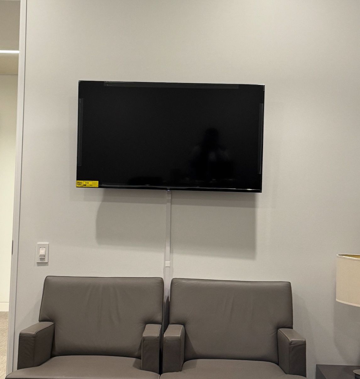 50” Amazon Fire TV 4K UHD Smart TV + Wall Mount