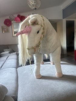 beautiful horse .  in excellent condition like new