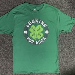 Men size small Looking for Luck clover St Patrick’s Day shirt